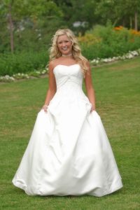 Letisztult vonalú menyasszonyi ruha - Júlia Esküvői Ruhaszalon