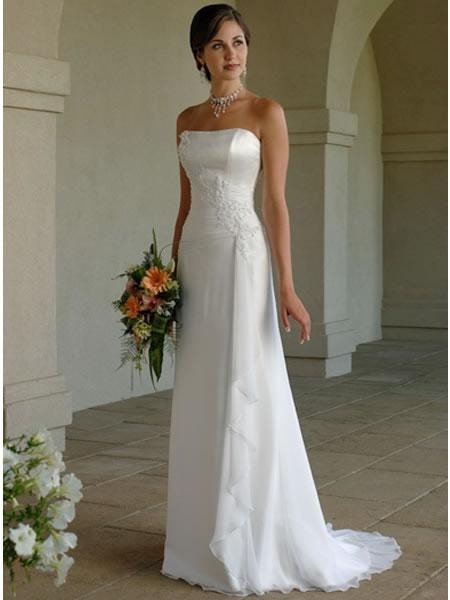 Letisztult vonalú menyasszonyi ruha - Júlia Esküvői Ruhaszalon