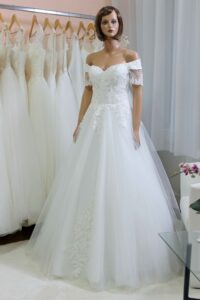 Ejtett vállú menyasszonyi ruha csodaszép csipkével díszítve - Júlia Esküvői Ruhaszalon
