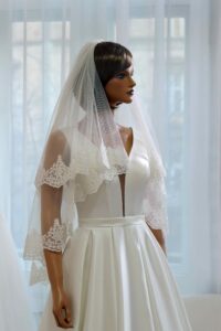 Letisztult vonalú elegáns, szatén menyasszonyi ruha - Júlia Esküvői Ruhaszalon