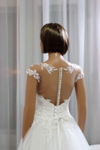 Különleges csipkével díszített finoman csillogó menyasszonyi ruha - Júlia Esküvői Ruhaszalon